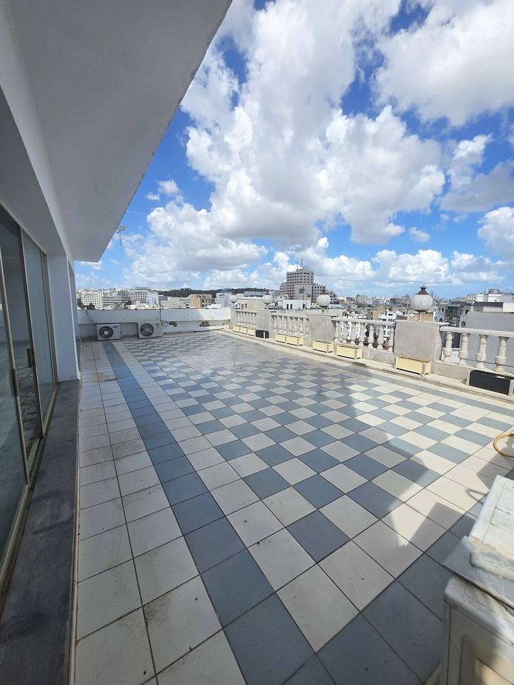 Terrasse du 7e étage avec vue sur Tunis
